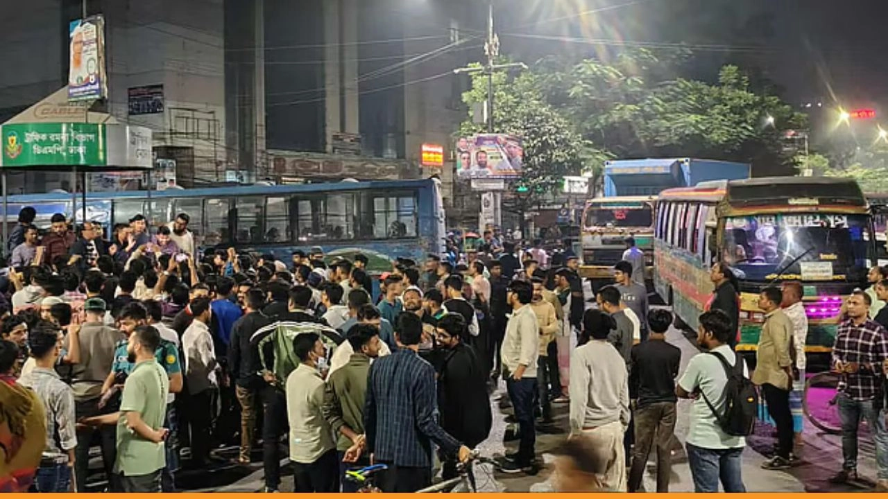 ‘ঝুঁকিপূর্ণ হল সংস্কার চাই’—সড়ক অবরোধ করে ঢাকা কলেজ শিক্ষার্থীদের বিক্ষোভ