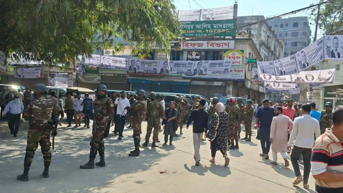 ঢাকা-১৭ আসনে এক কেন্দ্রে উত্তেজনা, পরিস্থিতি নিয়ন্ত্রণে রাখতে কাজ করছেন সেনাবাহিনীর সদস্যরা।  ছবি : সংগৃহীত