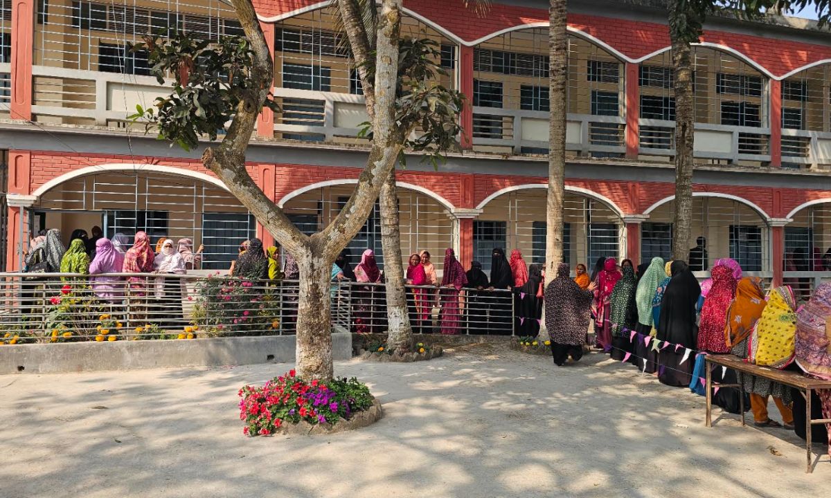 ধামইরহাটে শান্তিপূর্ণভাবে ভোটগ্রহণ চলছে। ছবি : রূপালী বাংলাদেশ