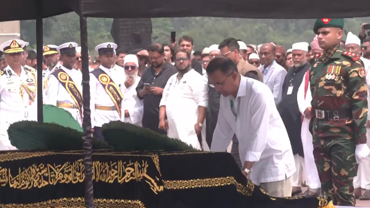 স্পিকার হাফিজ উদ্দিন আহমদের সহধর্মিণী দিলারা হাফিজের কফিনে প্রধানমন্ত্রীসহ সর্বস্তরের শ্রদ্ধা।  ছবি : সংগৃহীত