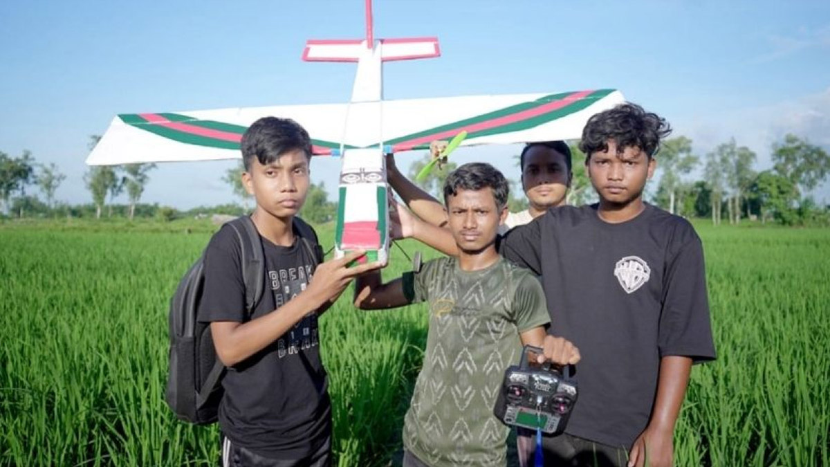 ককশিটের বিমান হাতে অনুকূল রায় ও তার বন্ধুরা।   ছবি- সংগৃহীত