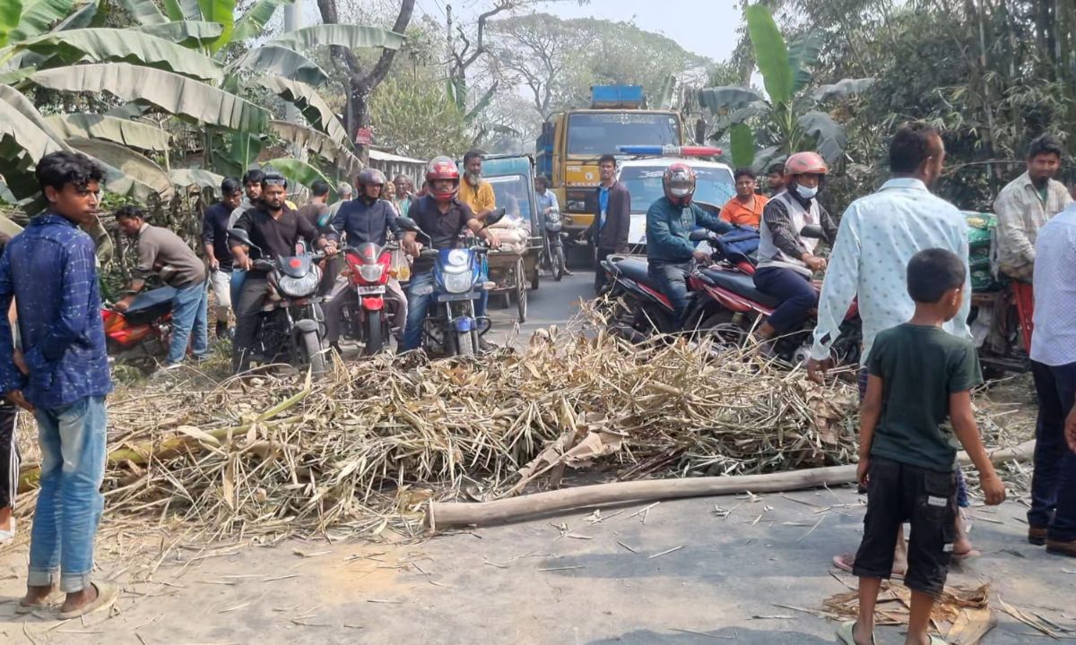 দুর্ঘটনায় পর স্প্রিড ব্রেকারের দাবিতে সড়ক অবরোধ স্থানীয়দের। ছবি : রূপালী বাংলাদেশ