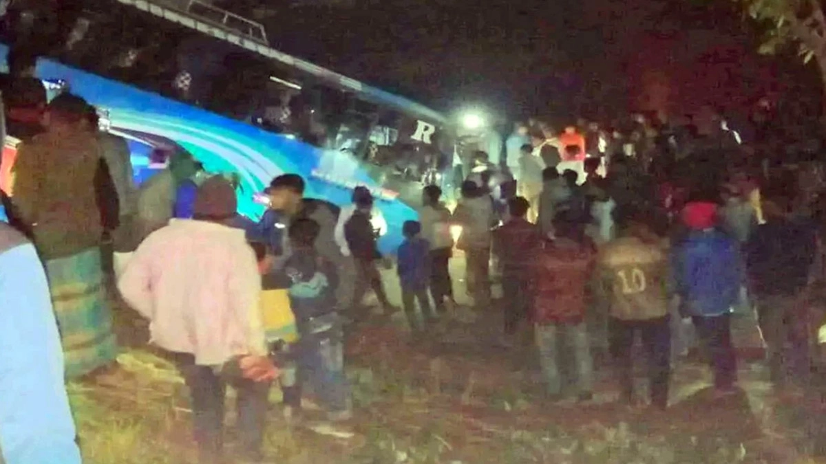 দুর্ঘটনা কবলিত বাস ও ভ্যান পুলিশের হেফাজতে রয়েছে।  ছবি- সংগৃহীত