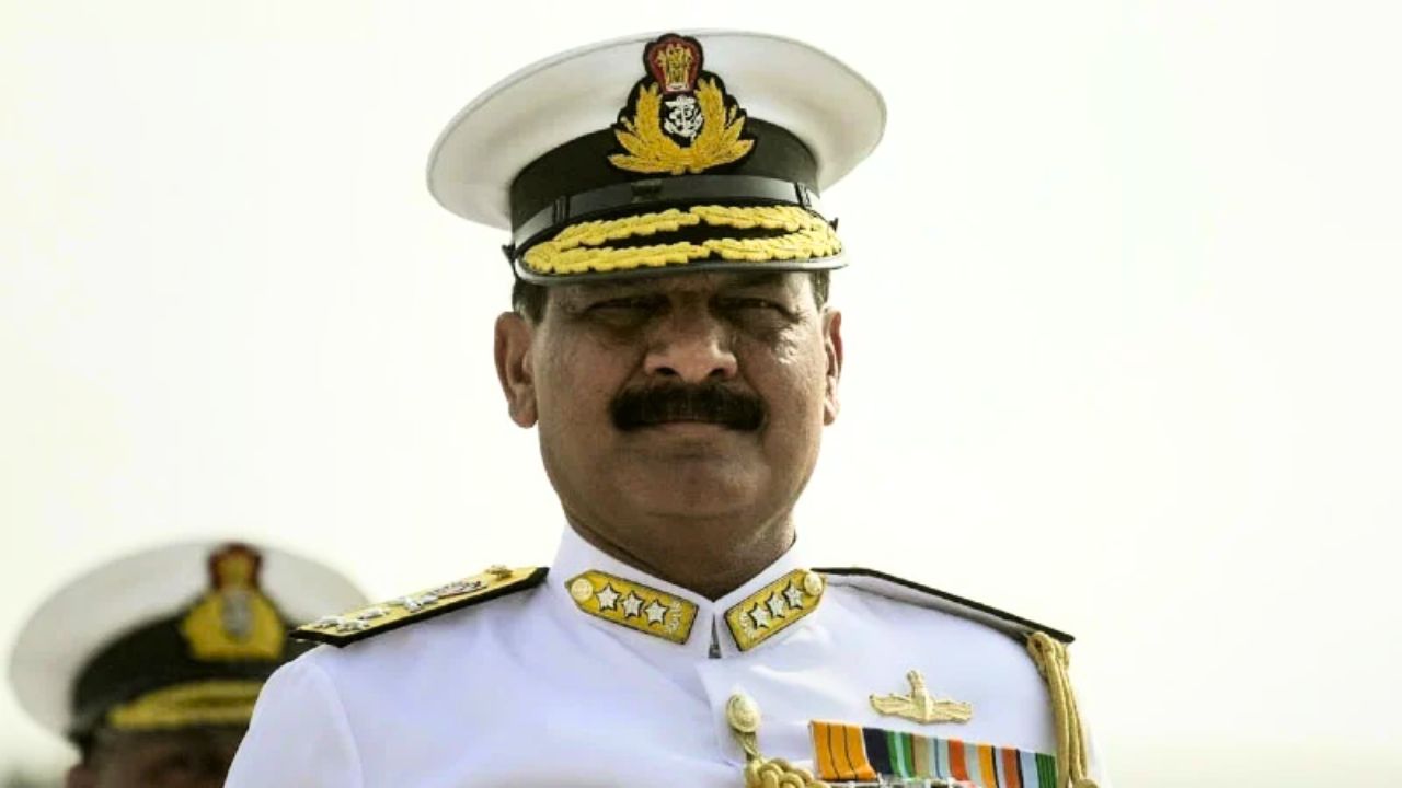 ভারতের নৌবাহিনী প্রধান অ্যাডমিরাল দিনেশ ত্রিপাঠি