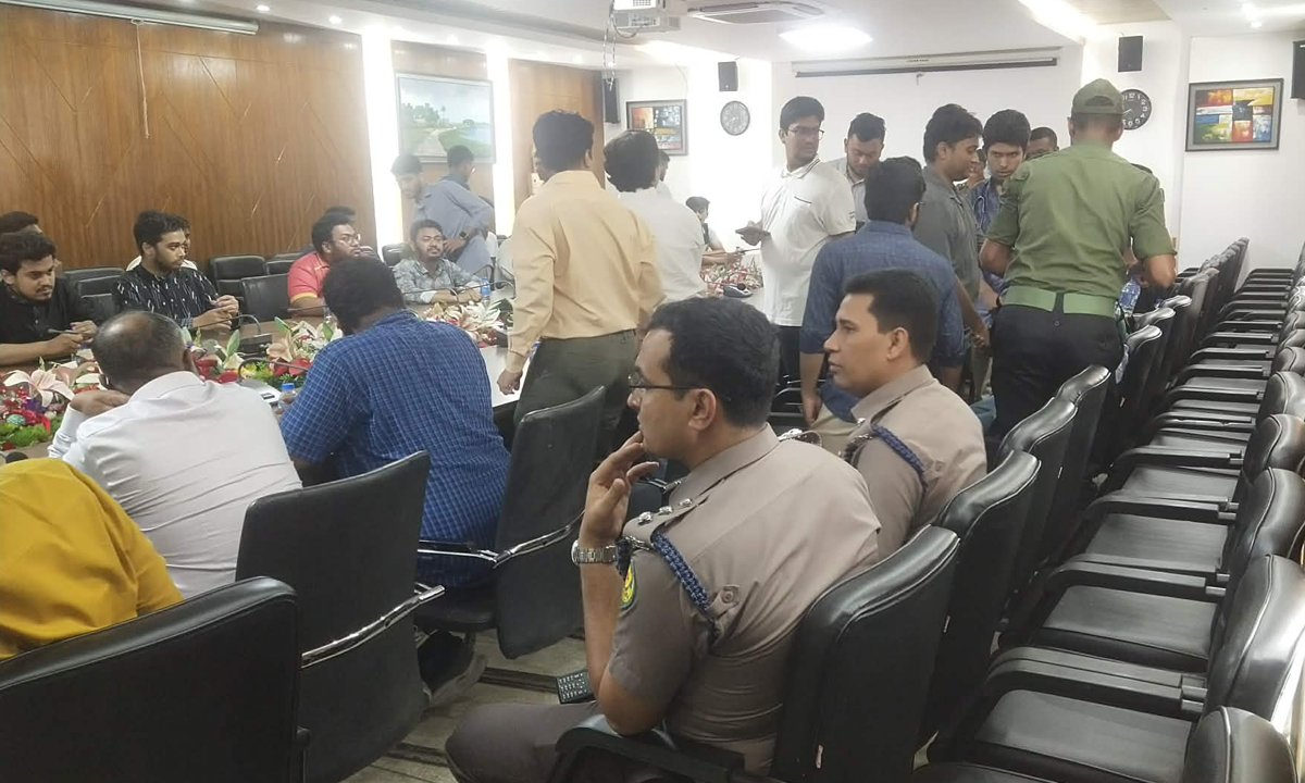 ঢামেকে চিকিৎসক-ঢাবি শিক্ষার্থীদের সমস‍্যা সমাধানে বৈঠক। ছবি : সংগৃহীত