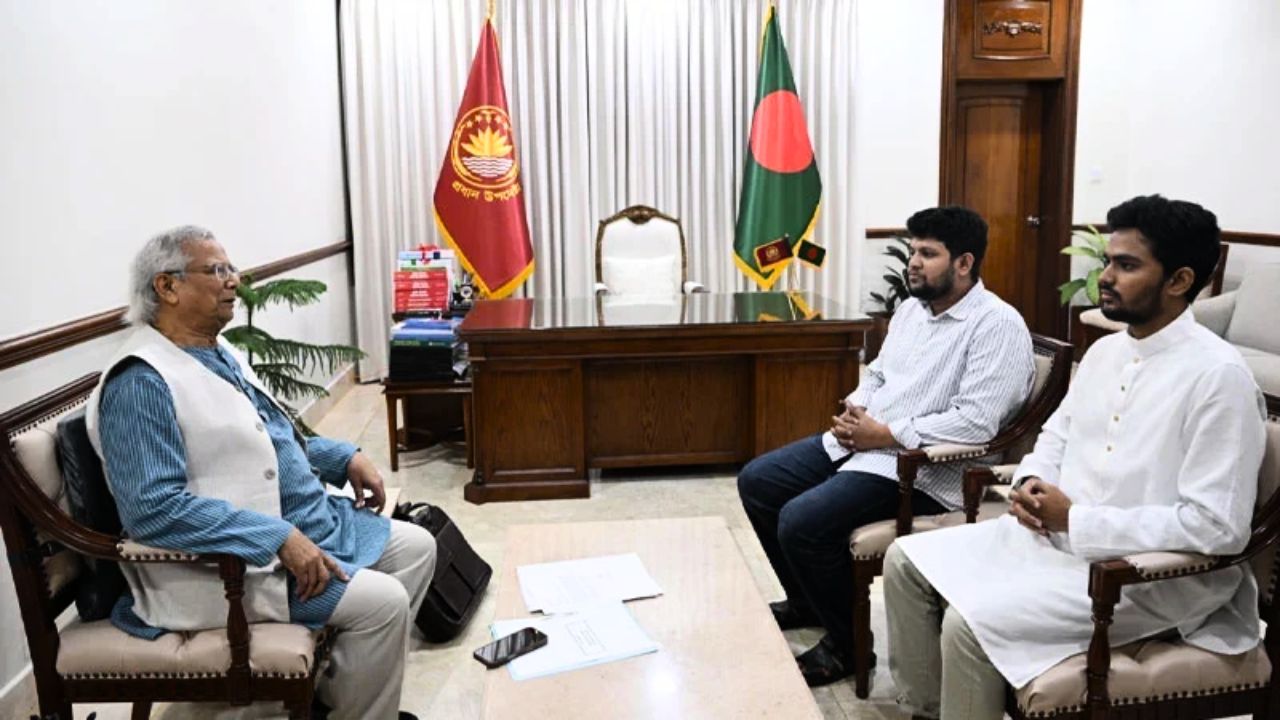 প্রধান উপদেষ্টার সঙ্গে বৈঠকে উপদেষ্টা আসিফ মাহমুদ এবং মাহফুজ আলম। ছবি : সংগৃহীত