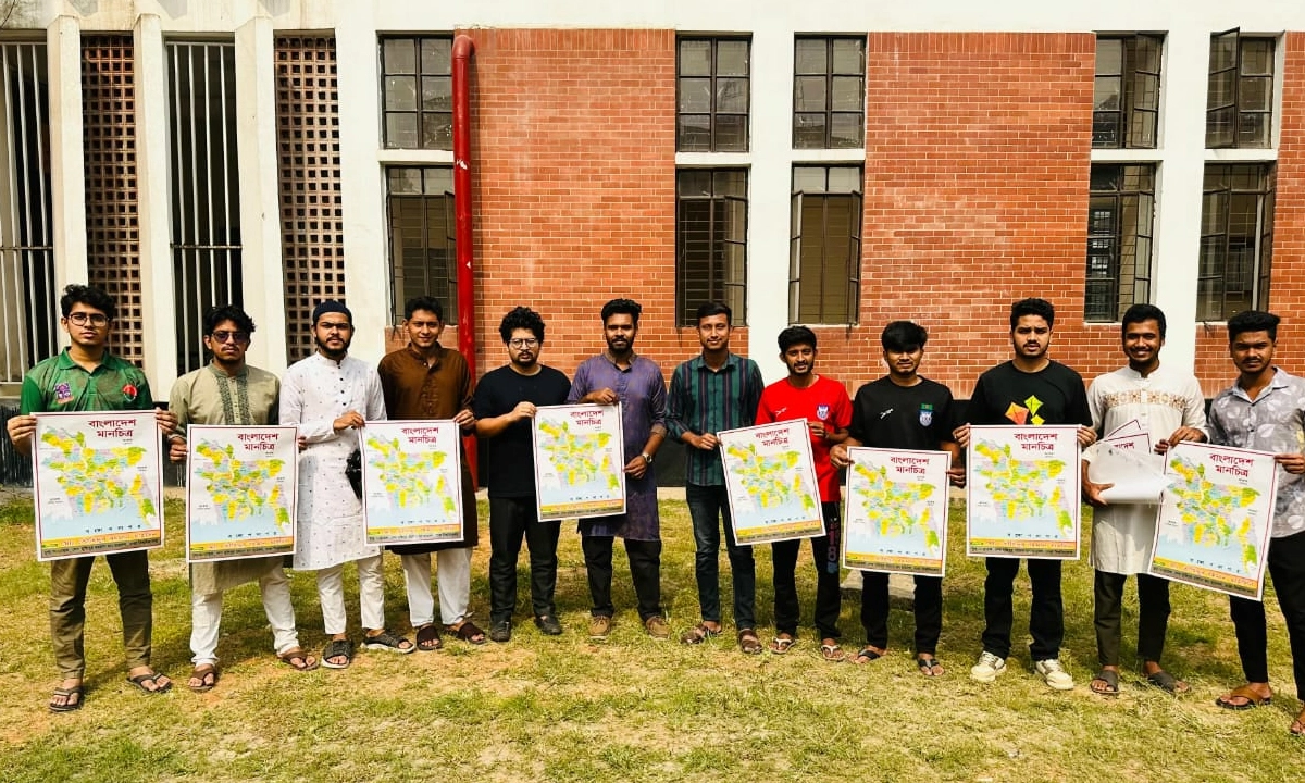 শেখ মুজিবুর রহমান প্রতিটি কক্ষে শিক্ষার্থীদের মধ্যে মানচিত্র বিতরণ করেন ছাত্রদল নেতা তৌহিদুর। ছবি- রূপালী বাংলাদেশ