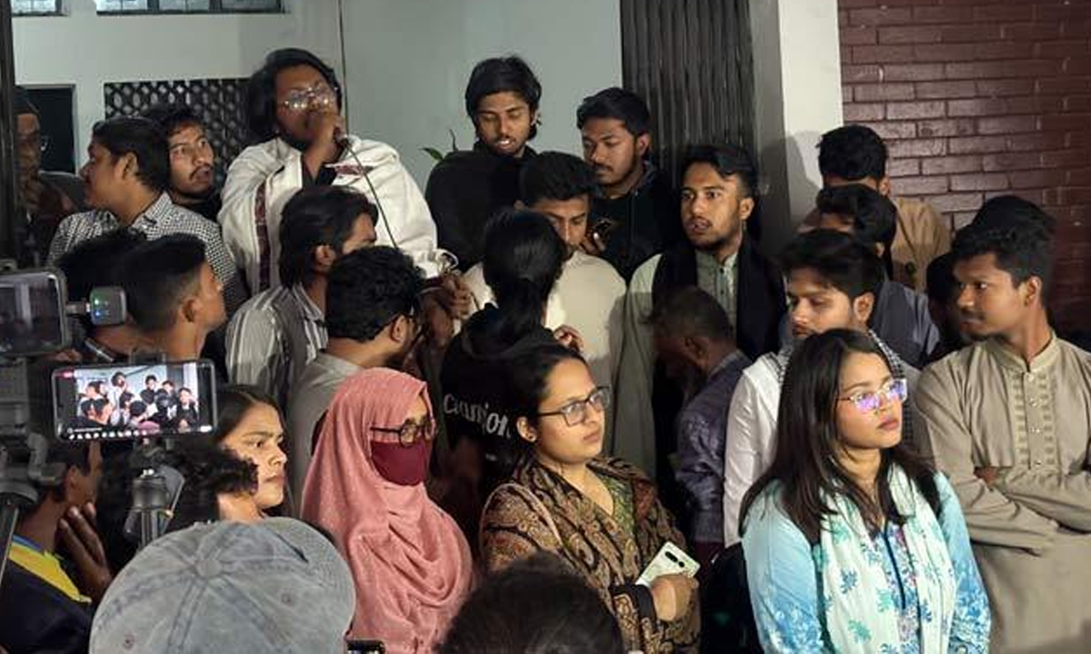 ঢাকা বিশ্ববিদ্যালয়ের দুই হলের নাম পরিবর্তনের দাবিতে ভিসির কার্যালয় ঘেরাও। ছবি- সংগৃহীত