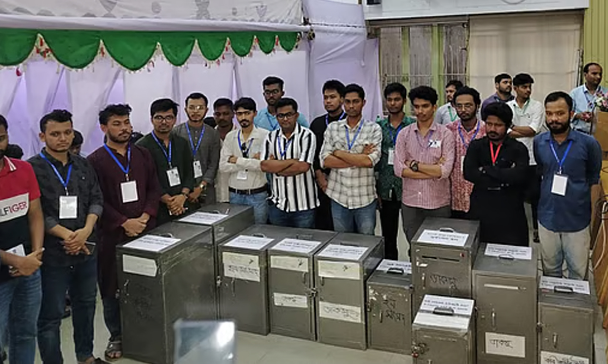 ভোট গ্রহণ শেষে উদয়ন স্কুল কেন্দ্রে ব্যালট বাক্স জড়ো করে রাখা হয়েছে। এরপর শুরু হয় ভোট গণনা। ছবি- সংগৃহীত