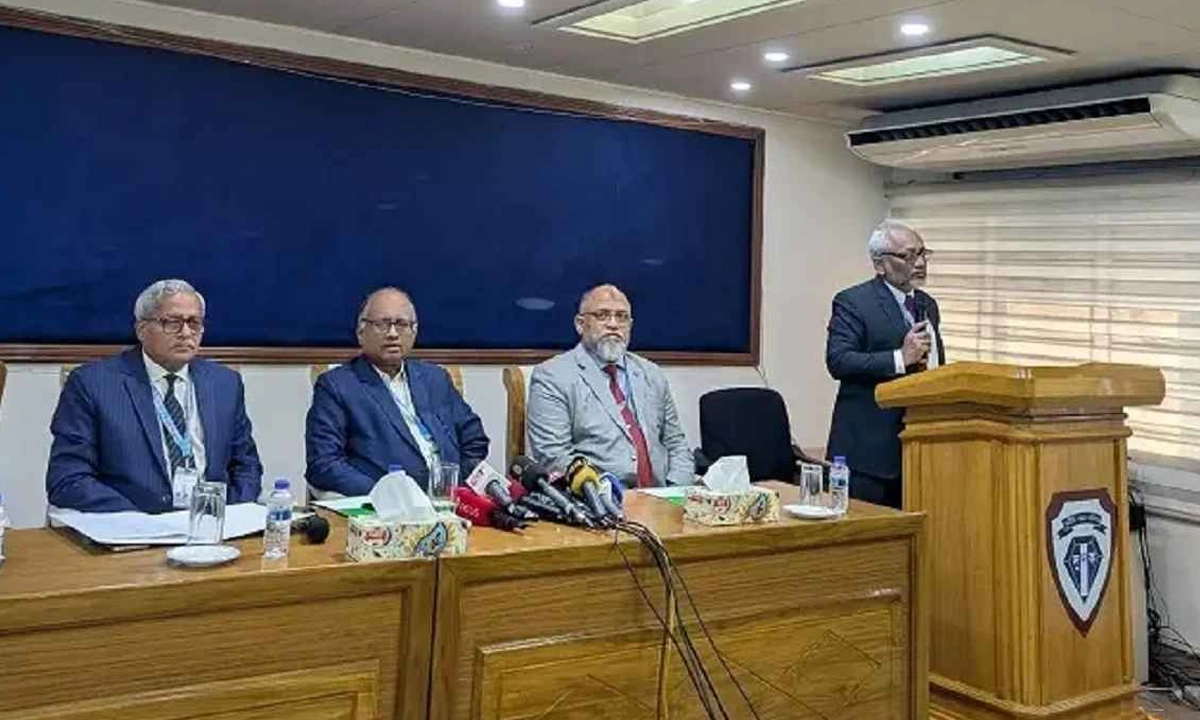 গণমাধ্যমকর্মীদের সঙ্গে মতবিনিময় করেন দুদক চেয়ারম্যান মোহাম্মদ আবদুল মোমেন। ছবি- সংগৃহীত