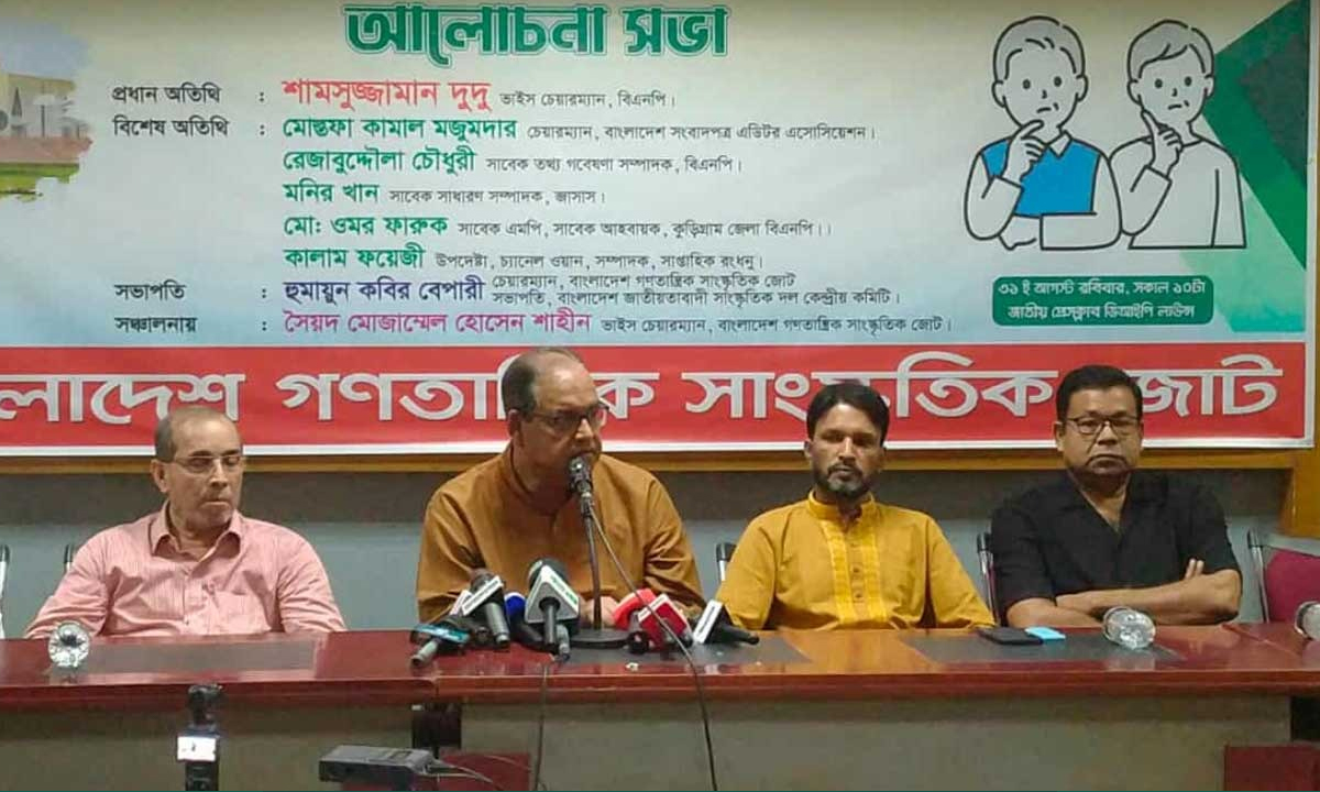 আলোচনা সভায় বক্তব্য দেন বিএনপির ভাইস চেয়ারম্যান শামসুজ্জামান দুদু। ছবি- সংগৃহীত