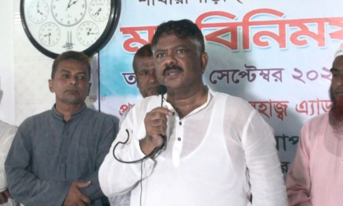 বক্তব্য দেন বিএনপির কেন্দ্রীয় নির্বাহী কমিটির সদস্য অ্যাডভোকেট রুহুল কুদ্দুস তালুকদার দুলু। ছবি- রূপালী বাংলাদেশ
