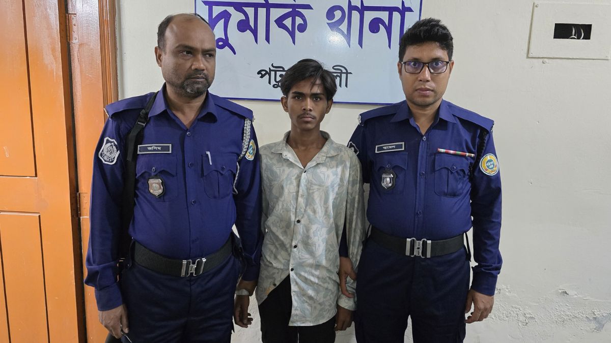 গ্রেপ্তার কিশোর। ছবি : রূপালী বাংলাদেশ
