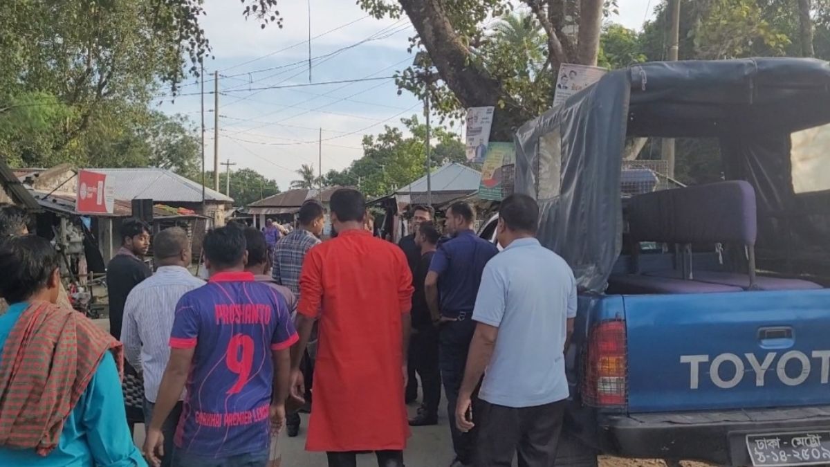 ঘটনাস্থলে পুলিশ। ছবি- রূপালী বাংলাদেশ