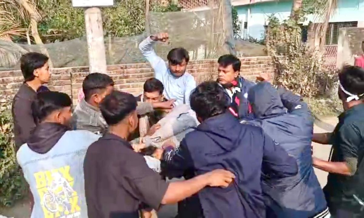 দুর্গাপুরে ধানের শীষ ও ফুটবল প্রতীকের সমর্থকদের সংঘর্ষ। ছবি : রূপালী বাংলাদেশ