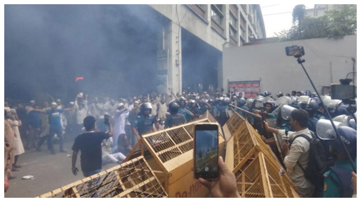 ইবতেদায়ী মাদ্রাসা শিক্ষকদের কর্মসূচিতে টিয়ারশেল-সাউন্ড গ্রেনেড নিক্ষেপ করেছে পুলিশ। ছবি- সংগৃহীত