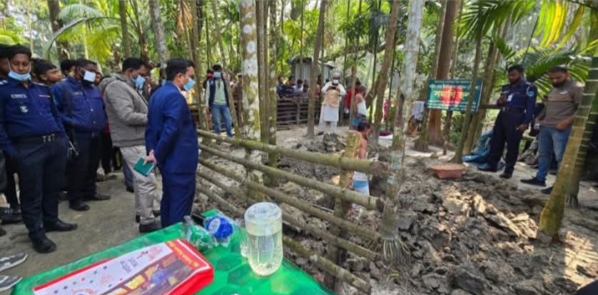 বিতর্কিত শহীদ ইমতিয়াজ হোসেনের মরদেহ উত্তোলন করা হয়। ছবি : রূপালী বাংলাদেশ