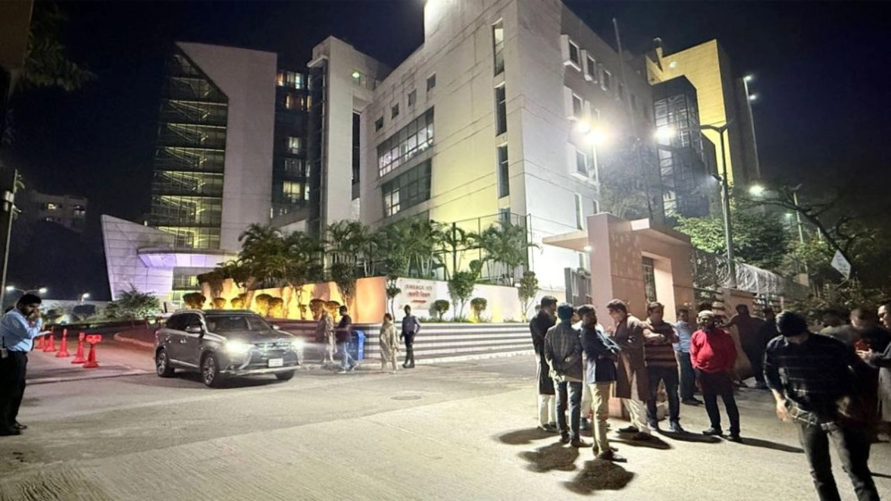 খালেদা জিয়ার চিকিৎসার স্বার্থে নেতাকর্মীদের হাসপাতালে ভিড় না করার নির্দেশ