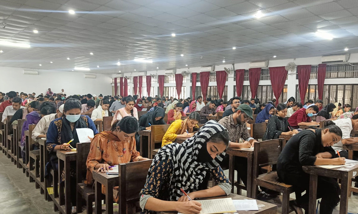 পরীক্ষার হলে পরীক্ষার্থীরা। ছবি- সংগৃহীত