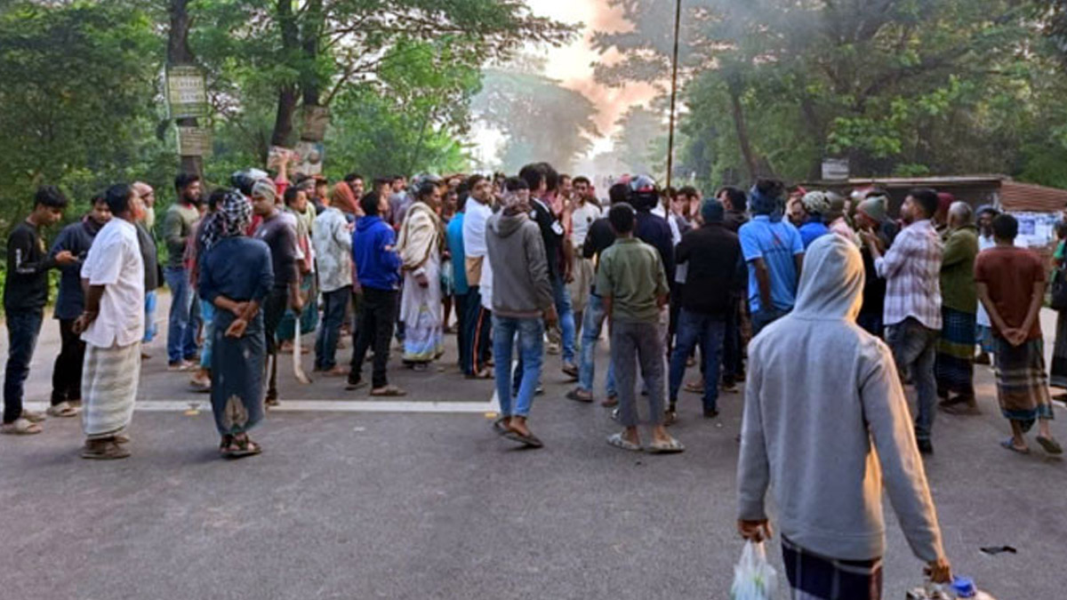 গাছ ফেলে ও টায়ার জ্বালিয়ে ঢাকা-খুলনা মহাসড়কের যান চলাচল বন্ধ করে দেয়।    ছবি- সংগৃহীত