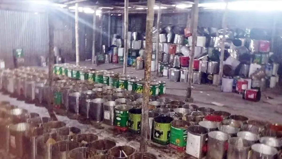 ভেজাল গুড়ের কারখানায় যৌথ অভিযান চালায় প্রশাসন ও নিরাপদ খাদ্য কর্তৃপক্ষ।  ছবি- সংগৃহীত