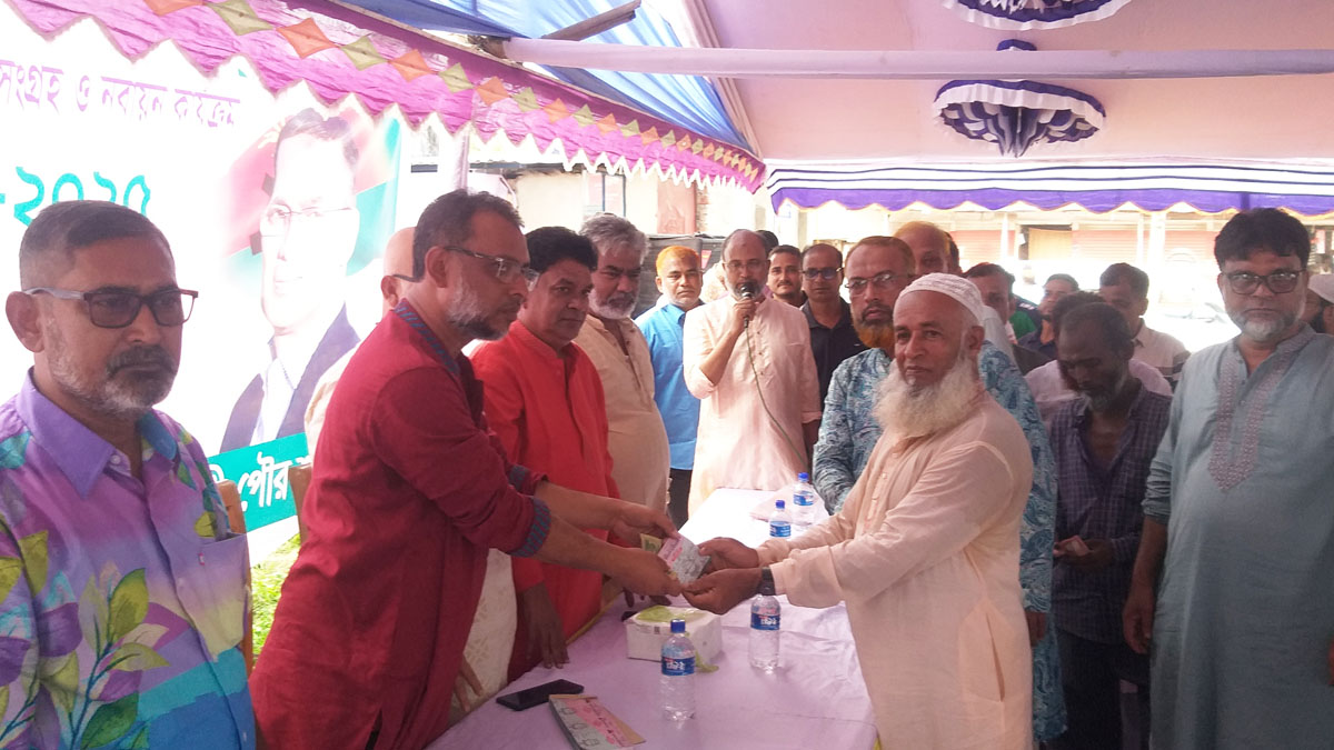 ফেনী পৌরসভার ১৩নং ওয়ার্ড বিএনপির উদ্যোগে দলীয় সদস্য সংগ্রহ ও নবায়ন ফরম বিতরণ। ছবি- রূপালী বাংলাদেশ