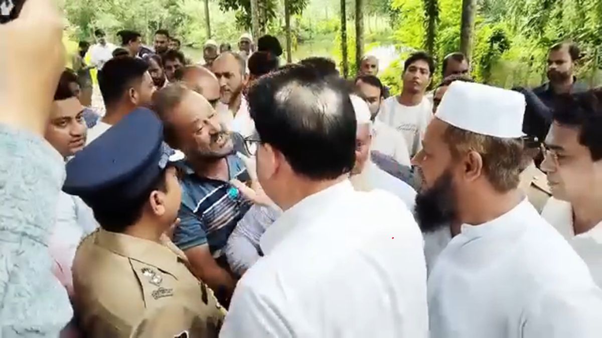 ফেনীতে জামায়াত-বিএনপি নেতাকর্মীদের হট্টগোল। ছবি- সংগৃহীত