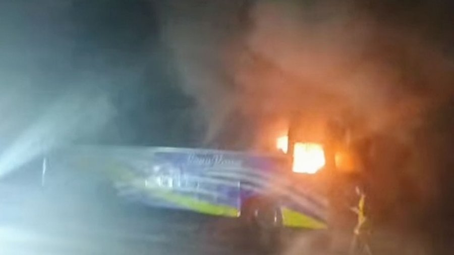 ফেনীতে রনি-রানা পরিবহনের বাসে আগুন