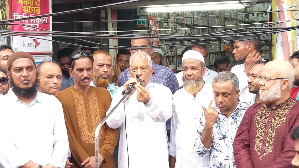 র‍্যালি-পূর্ব সমাবেশে বক্তব্য দেন বিএনপি চেয়ারপারসনের উপদেষ্টা জয়নাল আবেদীন। ছবি- রূপালী বাংলাদেশ