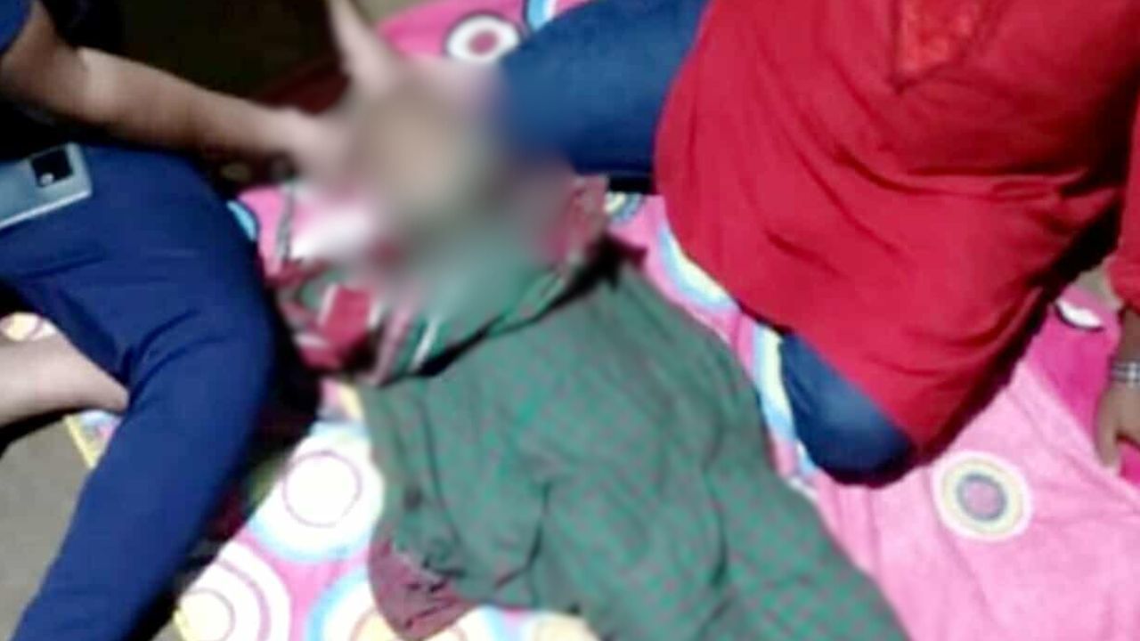 ফেনীর ফুলগাজীতে বিদ্যুৎস্পৃষ্টে মৃত সাজেদুল ইসলামকে ঘিরে আত্মীয়-স্বজনরা। ছবি- রূপালী বাংলাদেশ