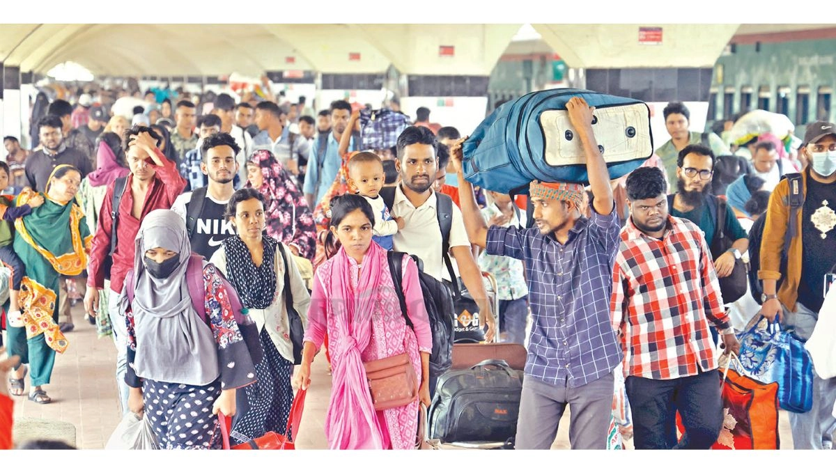 কমলাপুর রেলস্টেশনে শুক্রবার ঢাকায় ফেরা মানুষের ভিড়। ছবি : রূপালী বাংলাদেশ