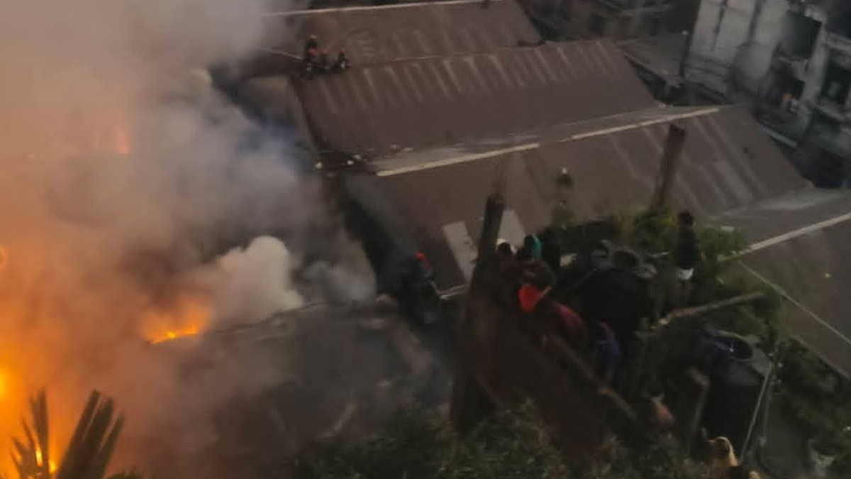 পালপাড়া এলাকায় ঝুট মার্কেটে অগ্নিকাণ্ড।   ছবি- সংগৃহীত