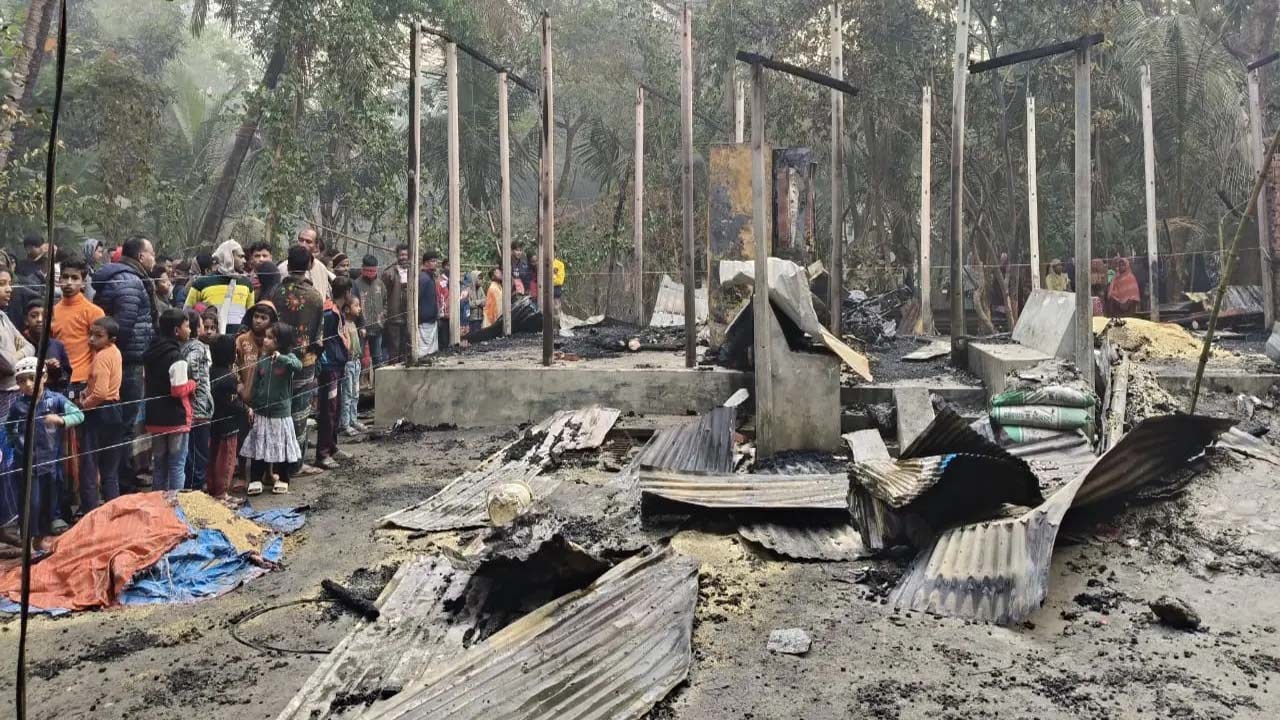 আগুনে পুড়ে ছাই হয়ে গেছে বসতঘর। ছবি- সংগৃহীত