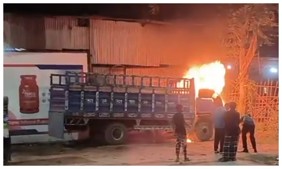রাজধানীতে ট্রাকে আগুন