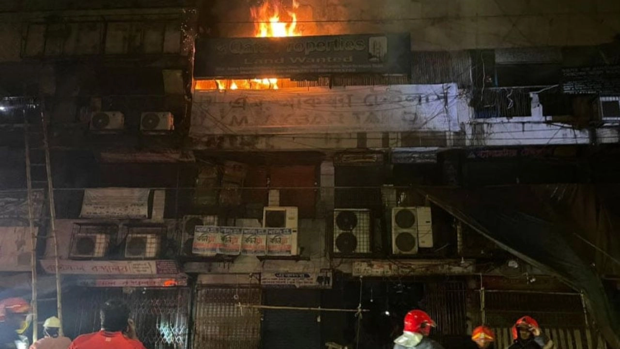 মাঝরাতে হোটেল রমনার পাশের মার্কেটে অগ্নিকাণ্ড