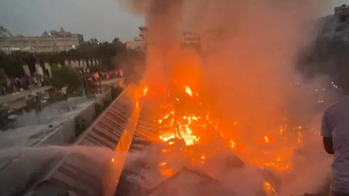 গাজীপুর মহানগরীর কোনাবাড়ী জরুন এলাকায় রুমেল পাঠান নামে এক ব্যক্তির আবাসিক কলোনিতে আগুন লাগে। ছবি - সংগৃহীত