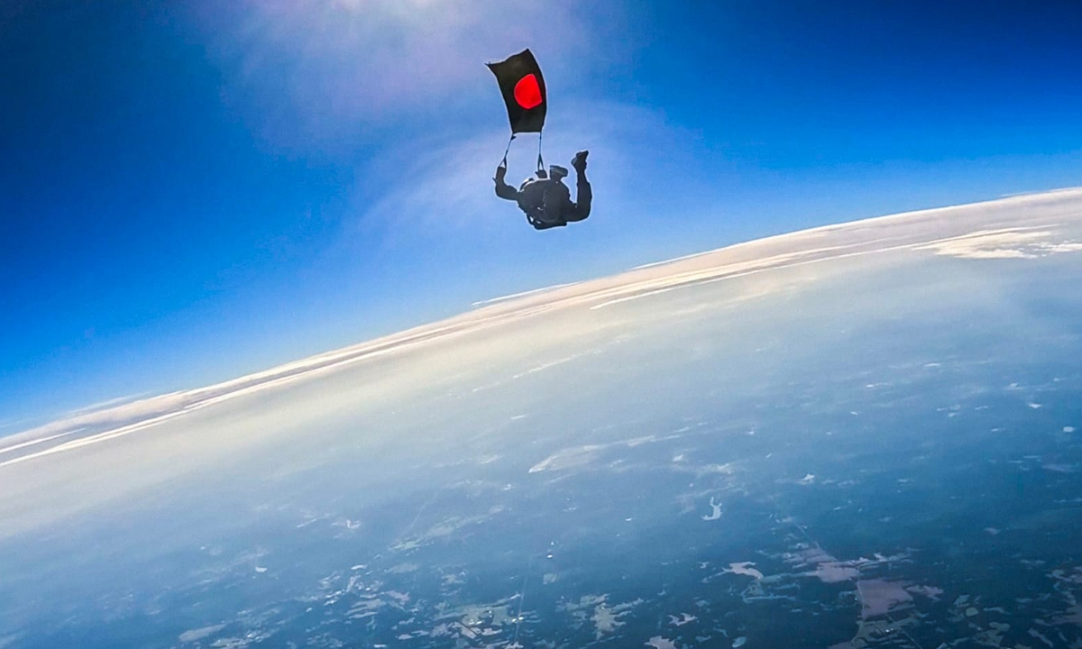 বিজয় দিবসে সর্বাধিক পতাকা হাতে প্যারাস্যুটিং করে বিশ্বরেকর্ড গড়ার প্রত্যয় বাংলাদেশের। ছবি- সংগৃহীত