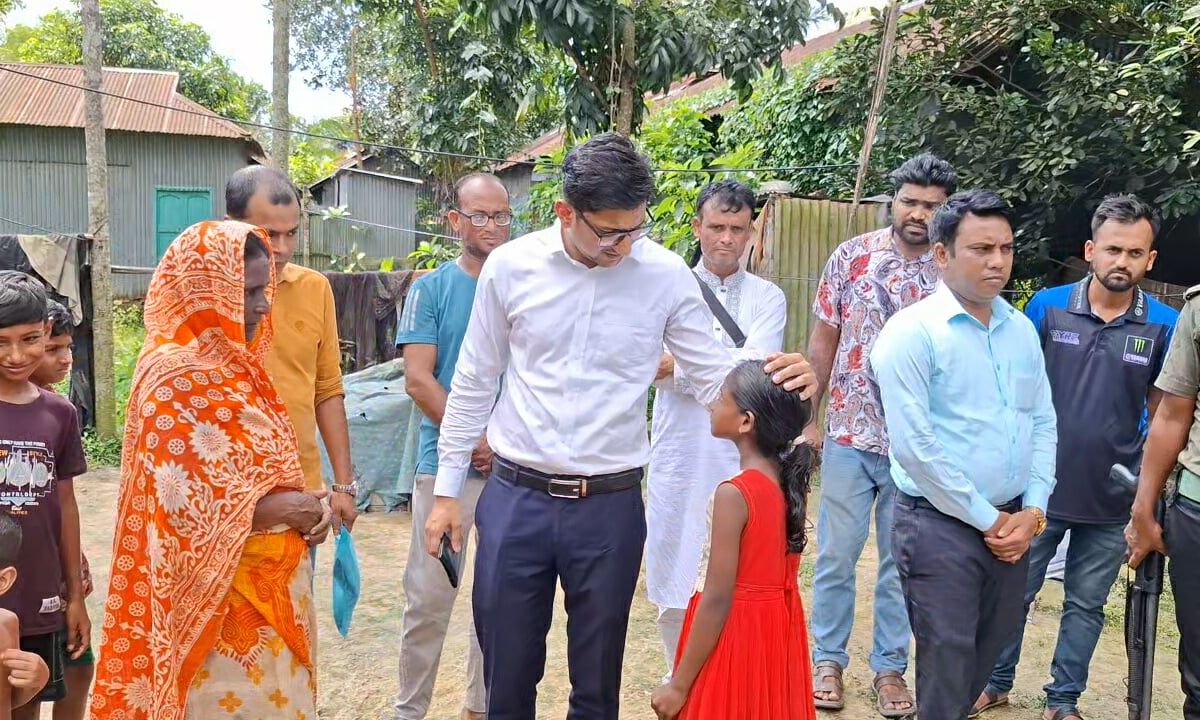 বৃদ্ধা ফজিলার বাড়িতে ইউএনও আব্দুল্লাহ আল রনী। ছবি- রূপালী বাংলাদেশ