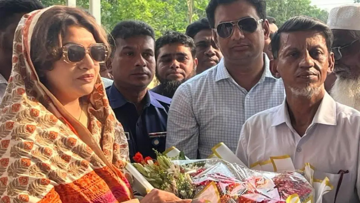 পররাষ্ট্র প্রতিমন্ত্রী শামা ওবায়েদকে ফুল দিয়ে বরণ করে নেওয়া হয়। ছবি : সংগৃহীত