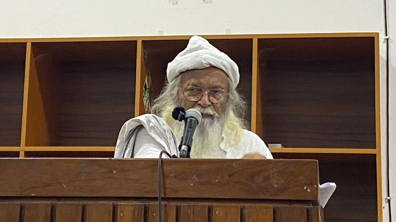 বক্তব্য দেন কবি ও রাষ্ট্রচিন্তক ফরহাদ মজহার। ছবি- রূপালী বাংলাদেশ
