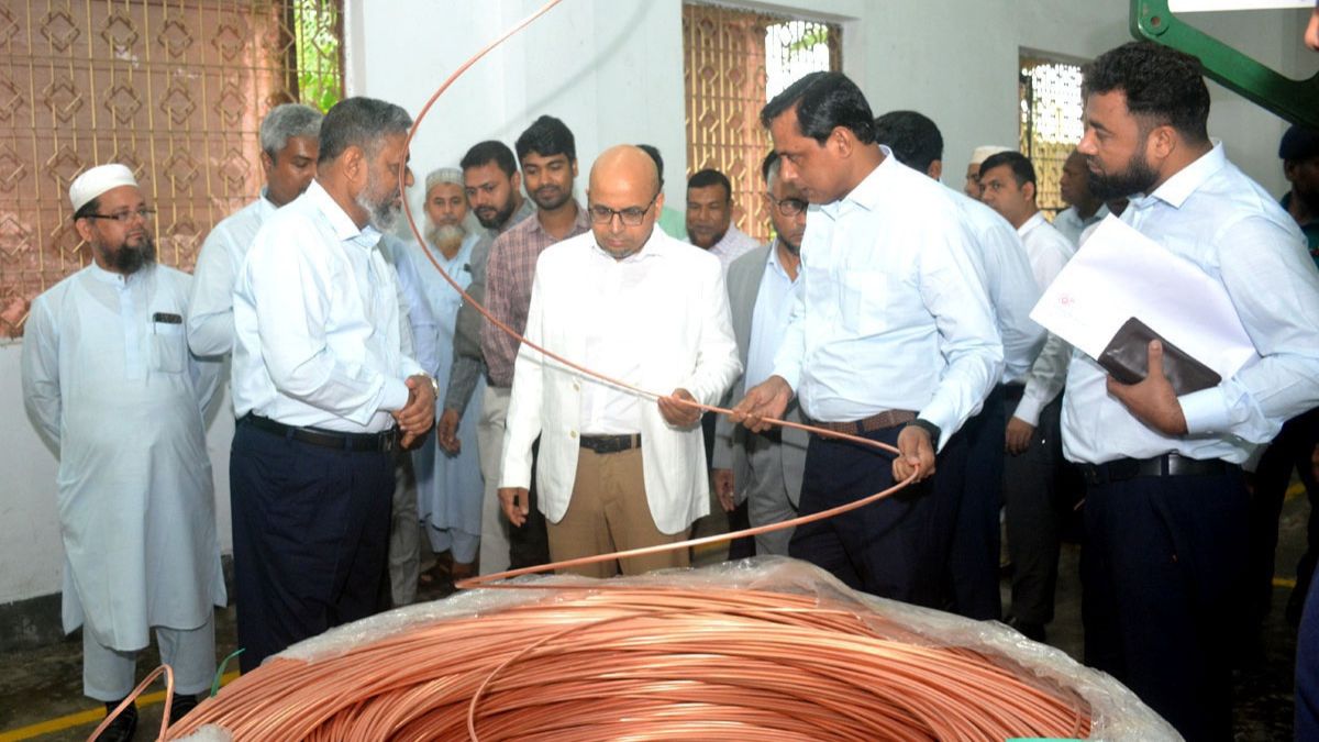 খুলনার শিরোমনি এলাকায় অবস্থিত বাংলাদেশ ক্যাবল শিল্প লিমিটেড পরিদর্শনে প্রধান উপদেষ্টার বিশেষ সহকারী ফয়েজ আহমদ তৈয়্যব। ছবি- রূপালী বাংলাদেশ