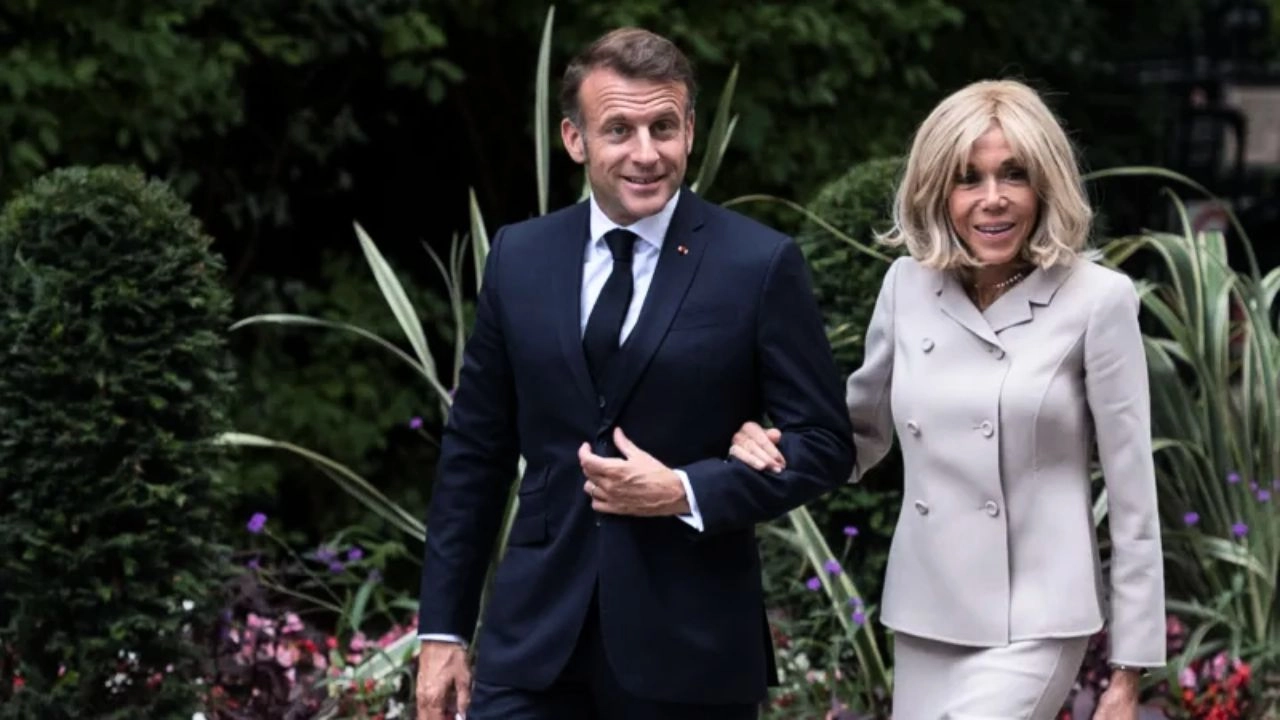 ফ্রান্সের প্রেসিডেন্ট ইমানুয়েল ম্যাক্রোঁ ও তাঁর স্ত্রী ব্রিজিত ম্যাক্রোঁ। ছবি : সংগৃহীত