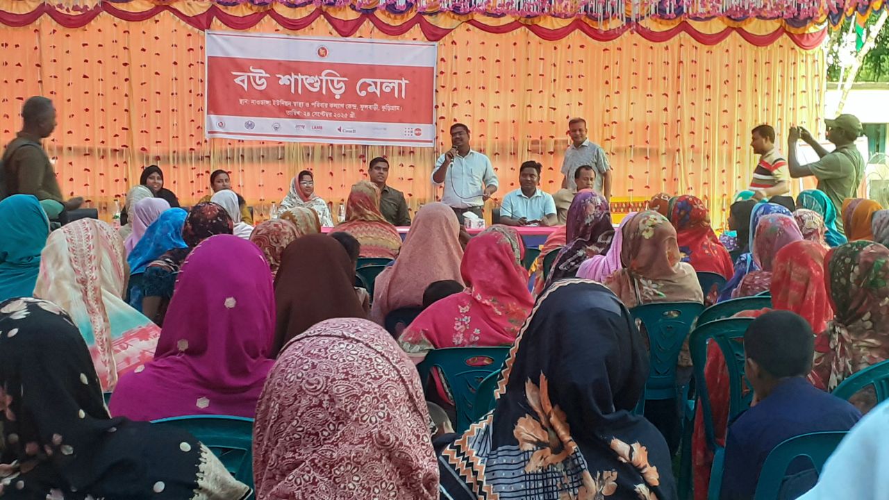 বালারহাট বালিকা উচ্চ বিদ্যালয় মাঠে বউ-শাশুড়ির মেলা অনুষ্ঠিত।  ছবি- রূপালী বাংলাদেশ