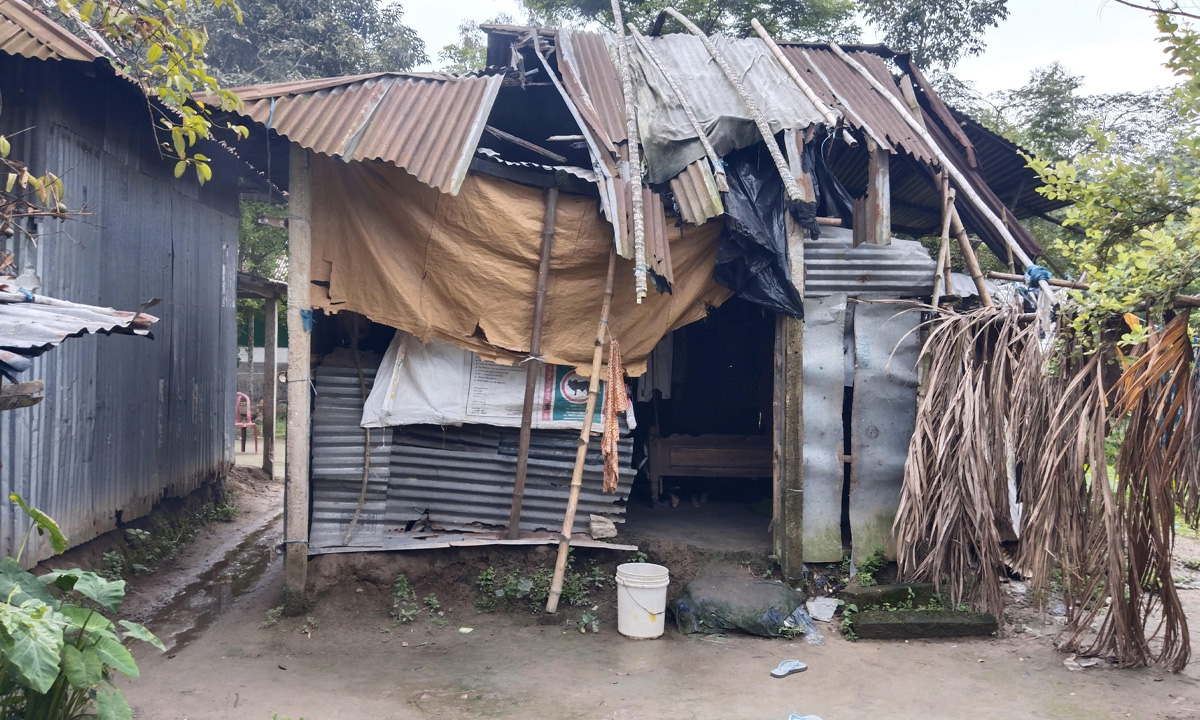 একটি ঘরের অভাবে মানবেতর জীবনযাপন করছেন শেফালী আক্তার