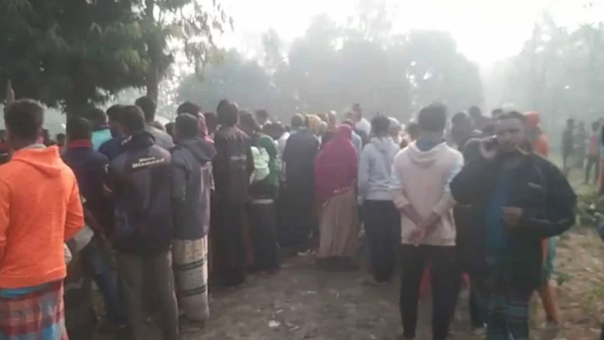 মরদেহ দেখতে ভিড় করে স্থানীয়রা।   ছবি- সংগৃহীত