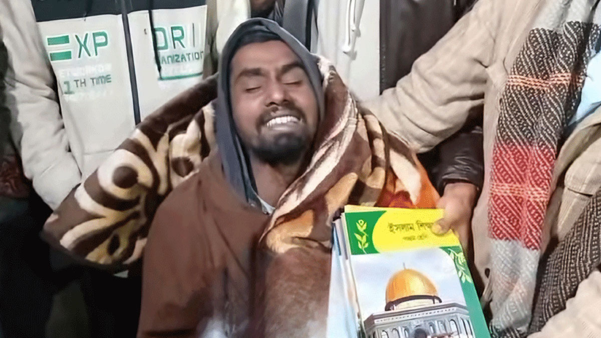 নিহত বড় মেয়ের আনা নতুন বই বুকে চেপে আহাজারি বাবার। ছবি : সংগৃহীত