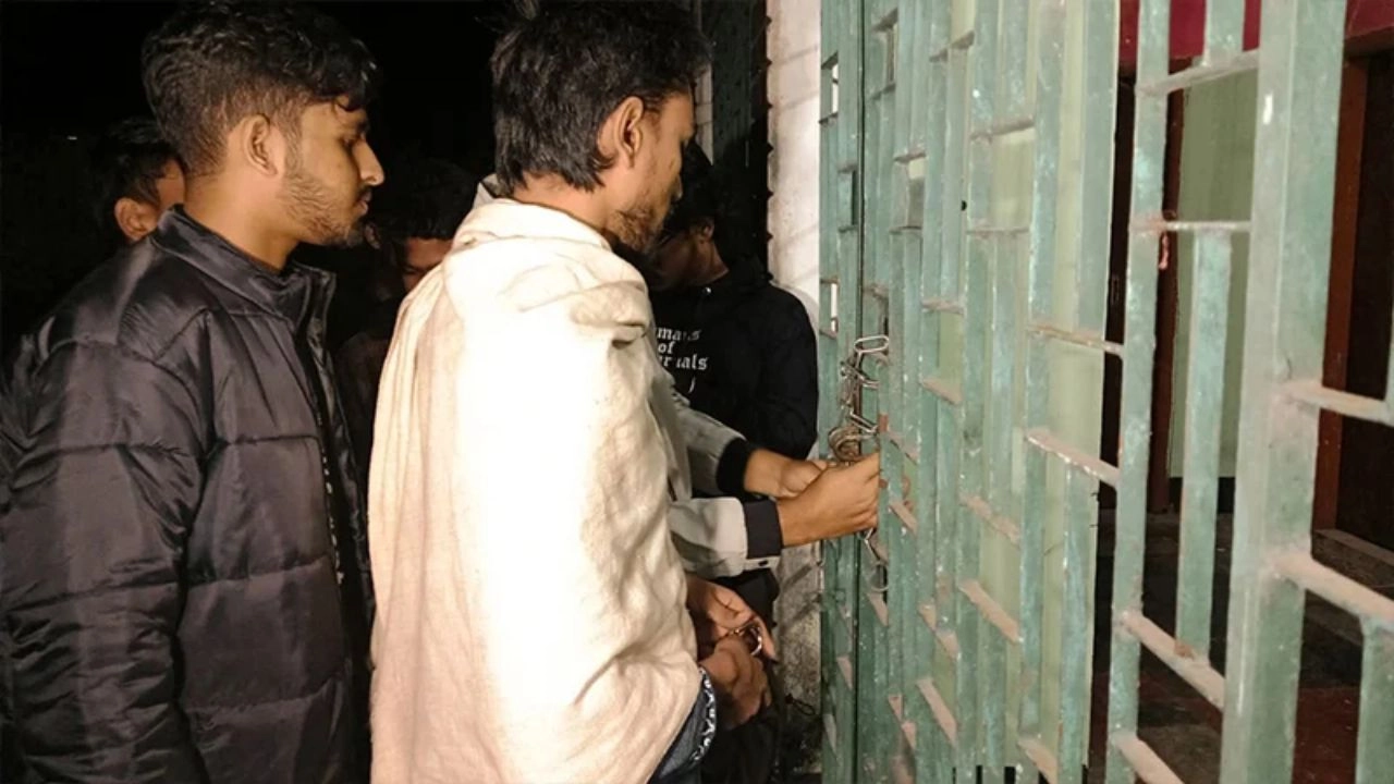 গাইবান্ধা জেলা এনসিপি কার্যালয়ে তালা দিচ্ছে বৈষম্যবিরোধী ছাত্র আন্দোলনের নেতারা