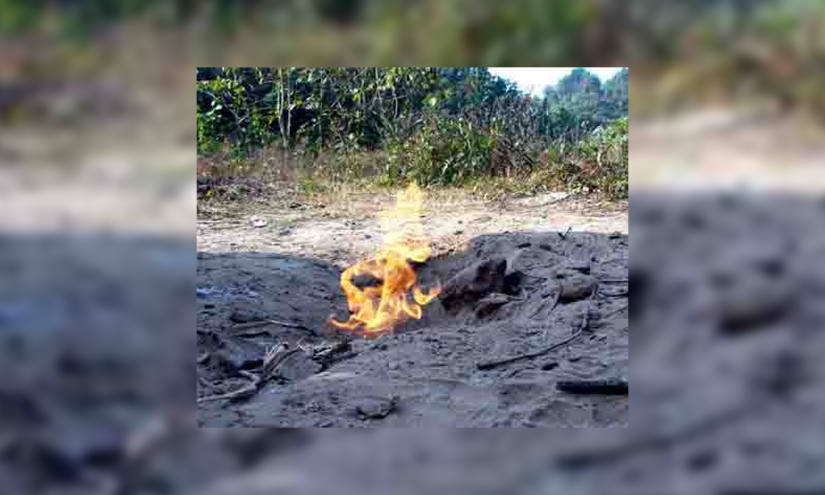 বাঁশখালীর গহিন পাহাড়ে জ্বলছে গ্যাস। ছবি- রূপালী বাংলাদেশ