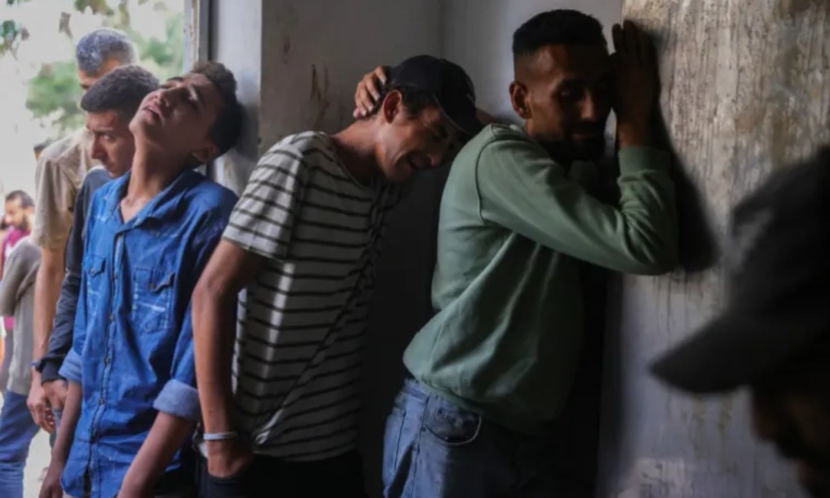 গাজার আল-শিফা হাসপাতালের মর্গের বাইরে শোকে বিহ্বল ফিলিস্তিনিরা। ছবি- সংগৃহীত