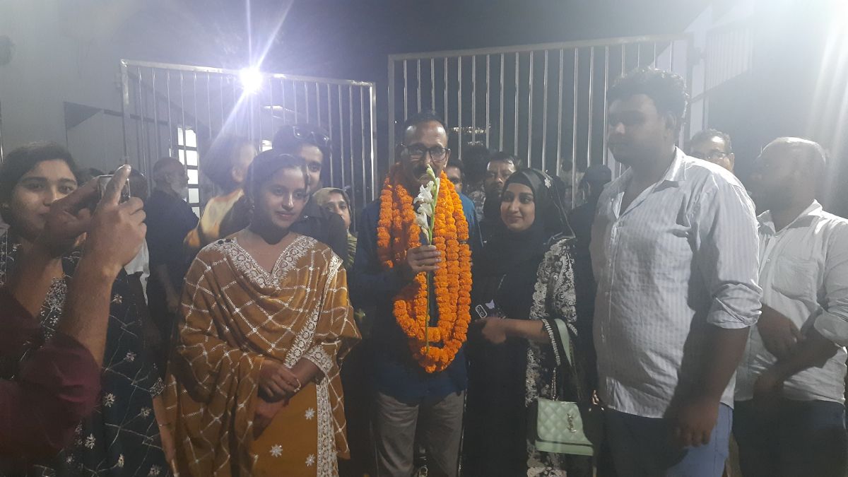 মুক্তি পাওয়া এক সদস্যকে জেলগেটে ফুল দিয়ে বরণ স্বজনদের। ছবি- রূপালী বাংলাদেশ